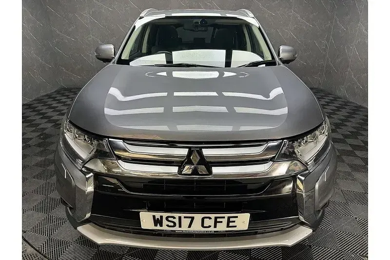 Usado Mitsubishi Outlander 147 HP (108 kW) 2017 Cinzento SUV