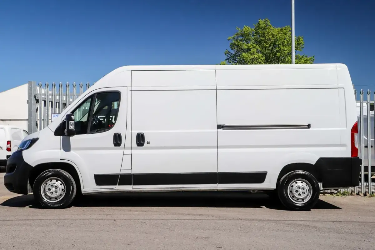 Usado Peugeot Boxer Premium 140 CV (102 kW) 2023 Blanco Van