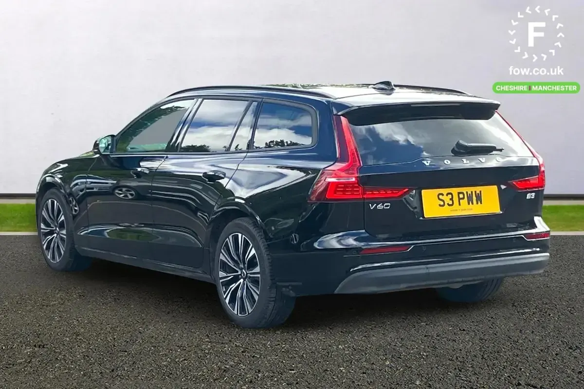 Używany Volvo V60 Core 2023 Czarny Kombi