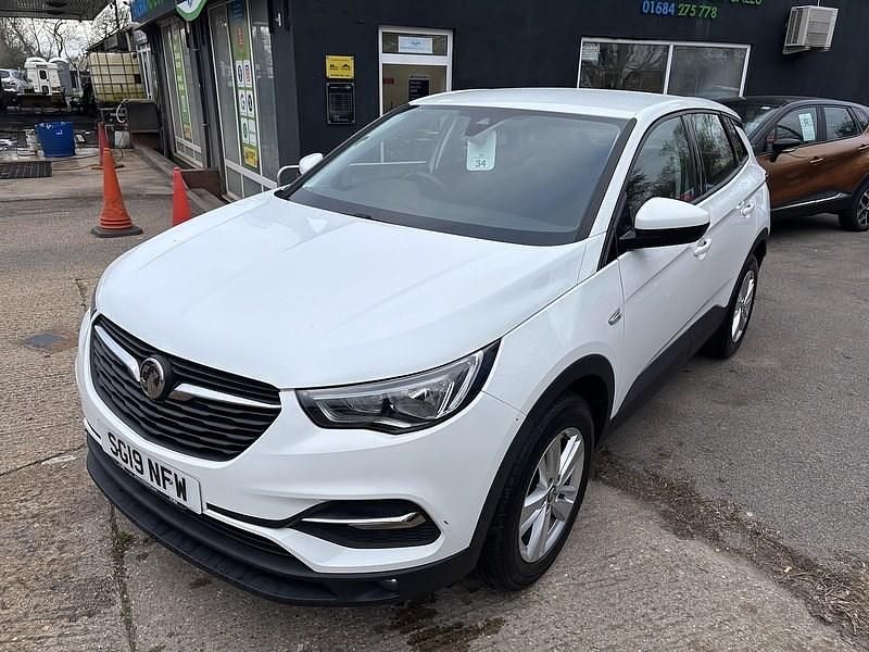 Used Vauxhall Grandland X S 130 HP (95 kW) 2019 White SUV