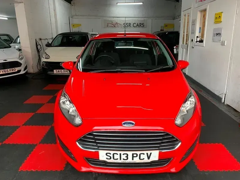 Usado Ford Fiesta Style 82 CV (60 kW) 2013 Rojo Utilitario