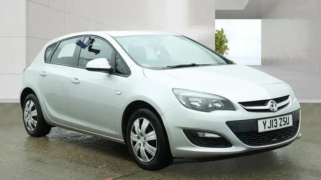 Second-hand Vauxhall Astra 115 CP (84 kW) 2013 Argintiu Hatchback