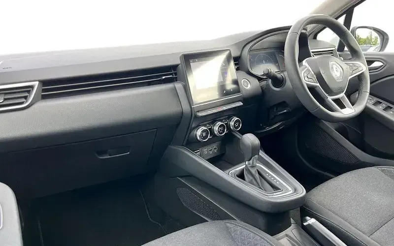 Begagnad Renault Clio V Iconic 140 HK (102 kW) 2022 Vit Halvkombi
