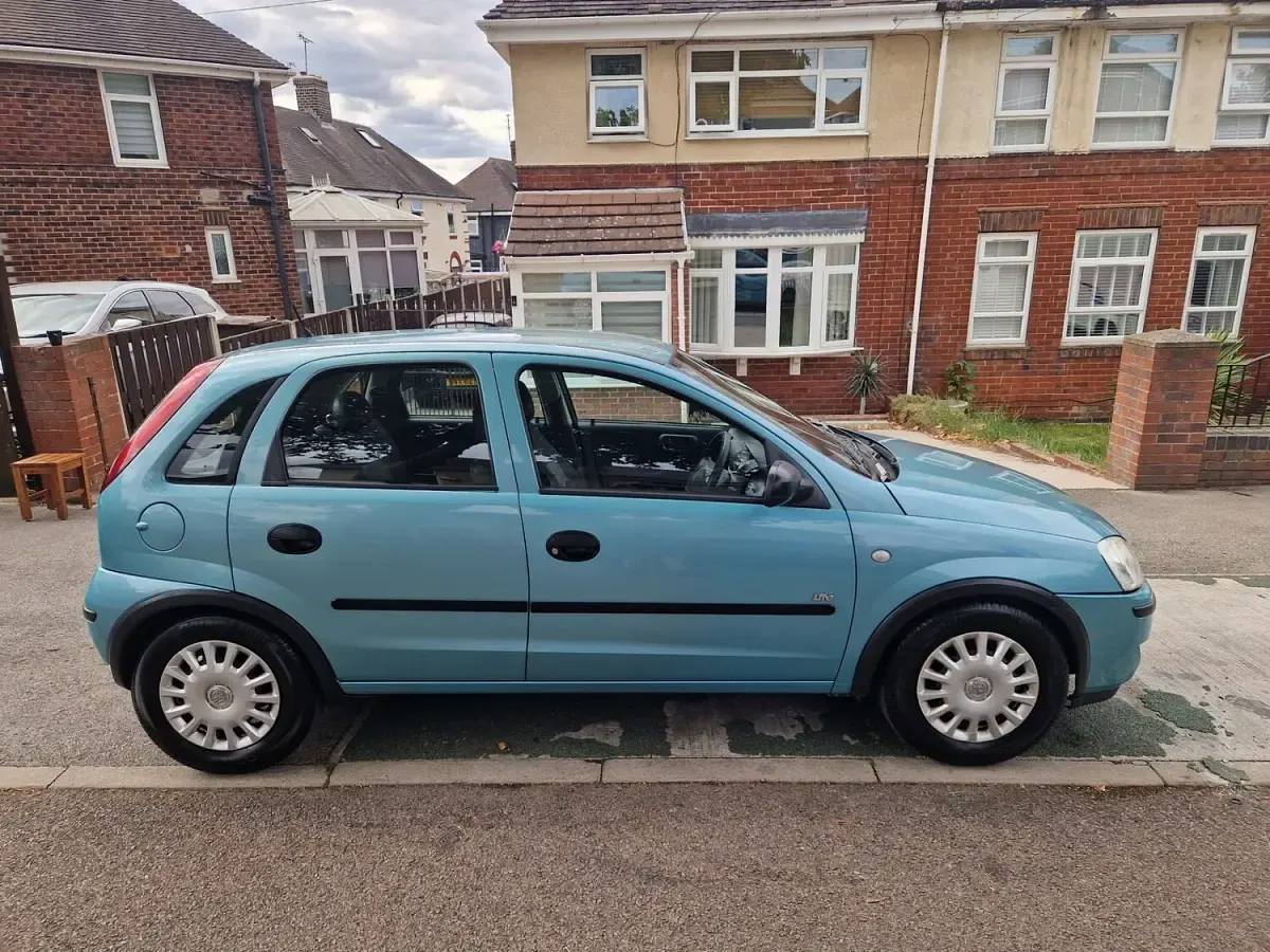 Used Vauxhall Corsa 80 HP (58 kW) 2005 Green Hatchback