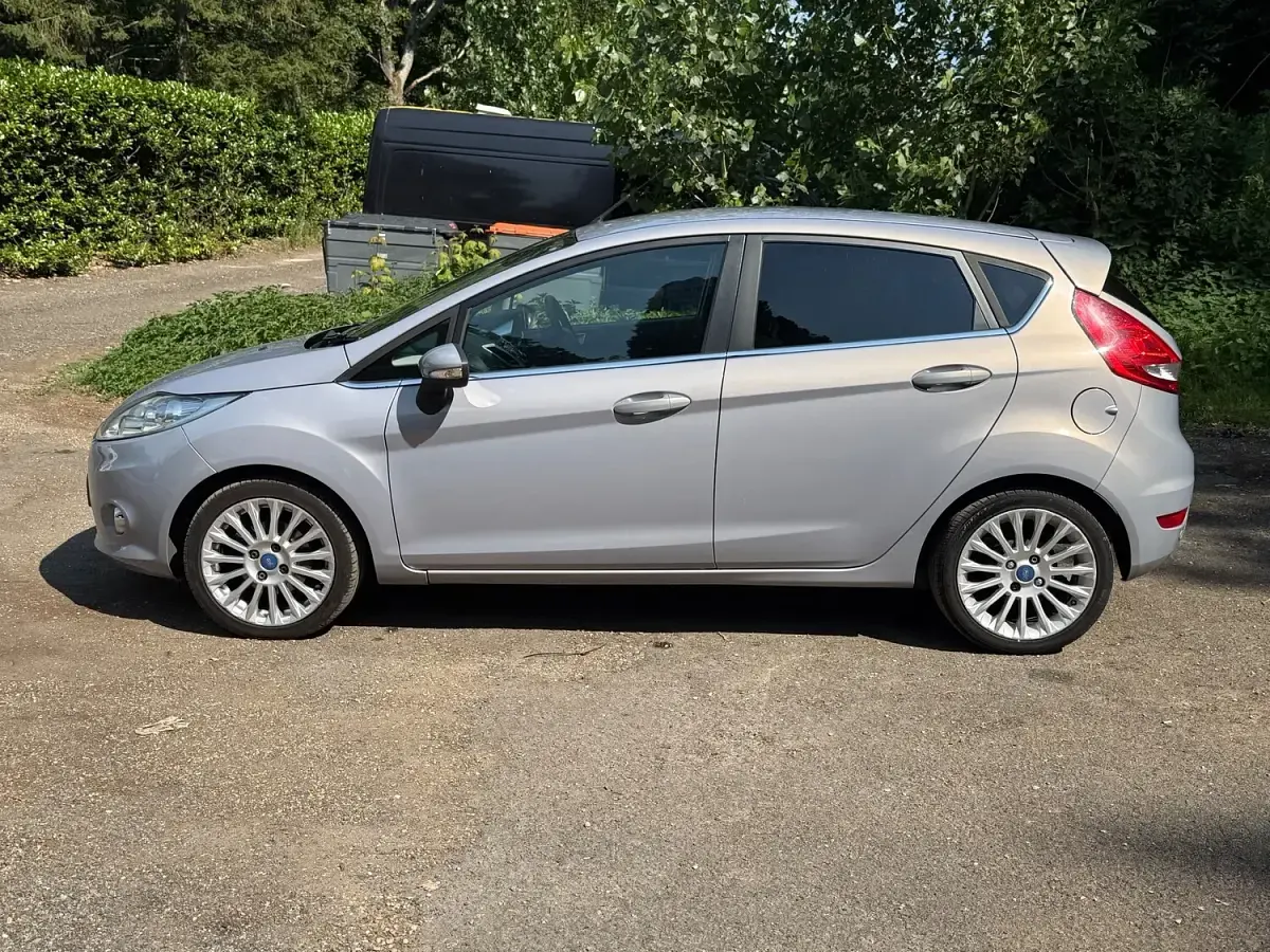Used Ford Fiesta Titanium 96 HP (70 kW) 2012 Silver Hatchback