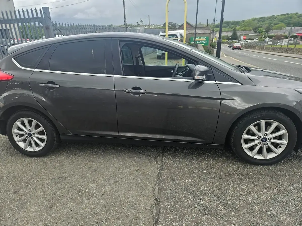 Used Ford Focus Titanium 100 HP (73 kW) 2017 Grey Hatchback