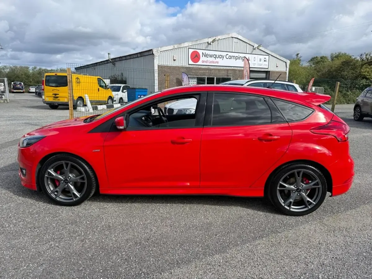 Used Ford Focus ST-Line X 120 HP (88 kW) 2017 Red Hatchback