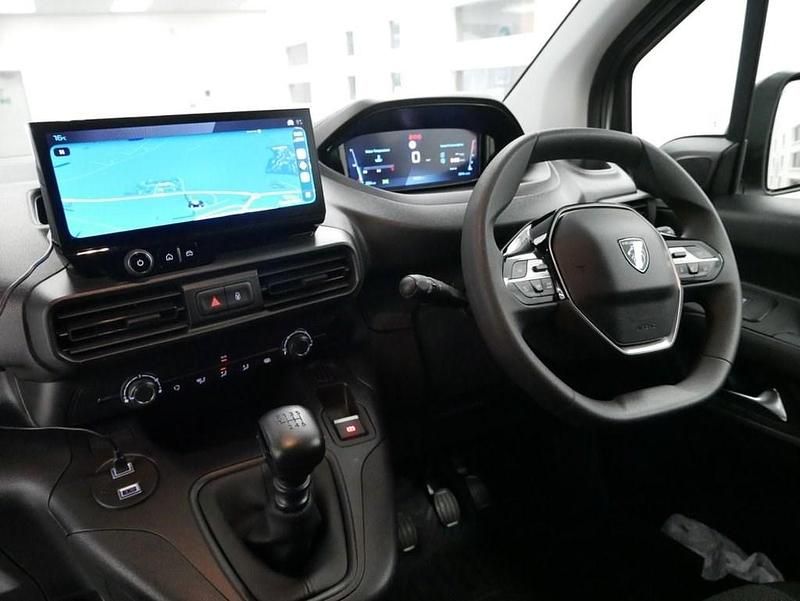 Used Peugeot Partner 100 HP (73 kW) 2024 White MPV