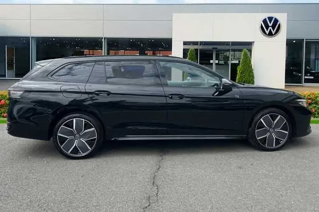 New VW Passat Black Edition 203 HP (149 kW) 2025 Black Estate