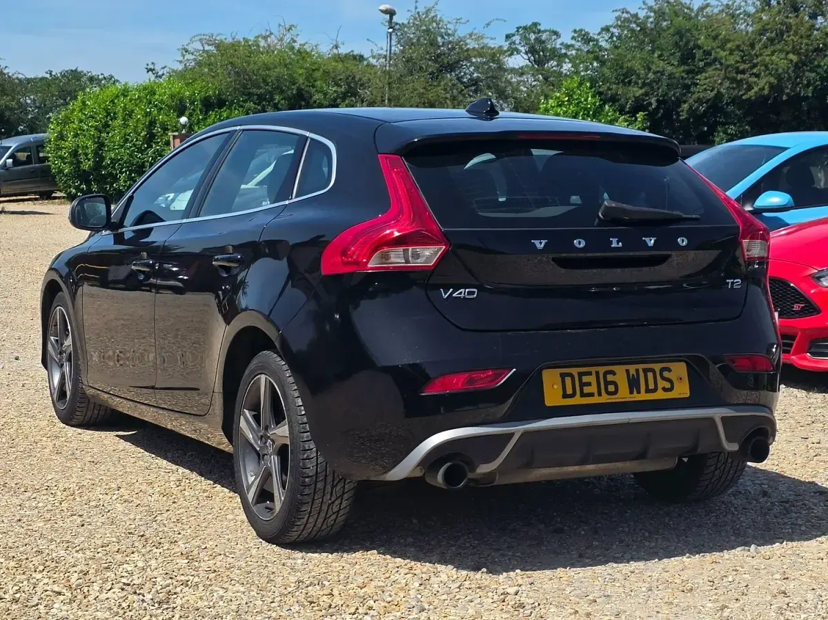 Used Volvo V40 R-Design 122 HP (89 kW) 2016 Black Hatchback