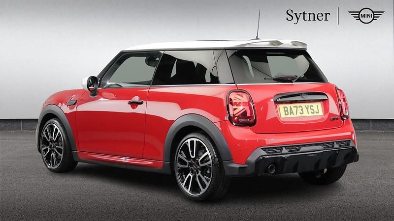 Begagnad Mini Cooper Hatch 134 HK (98 kW) 2023 Röd Halvkombi