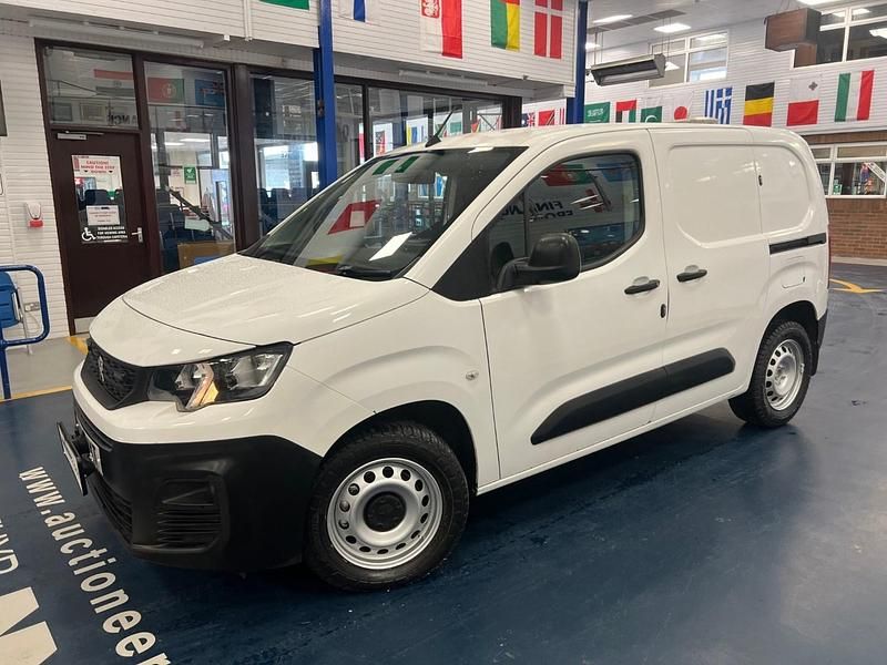 Used Peugeot Partner 75 HP (55 kW) 2019 White MPV