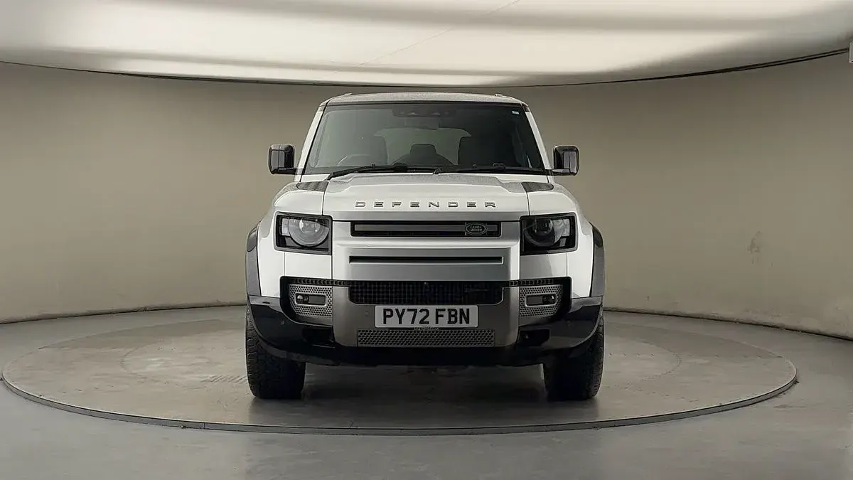 Used Land Rover Defender HSE Dynamic 250 HP (183 kW) 2022 Hakuba silver SUV