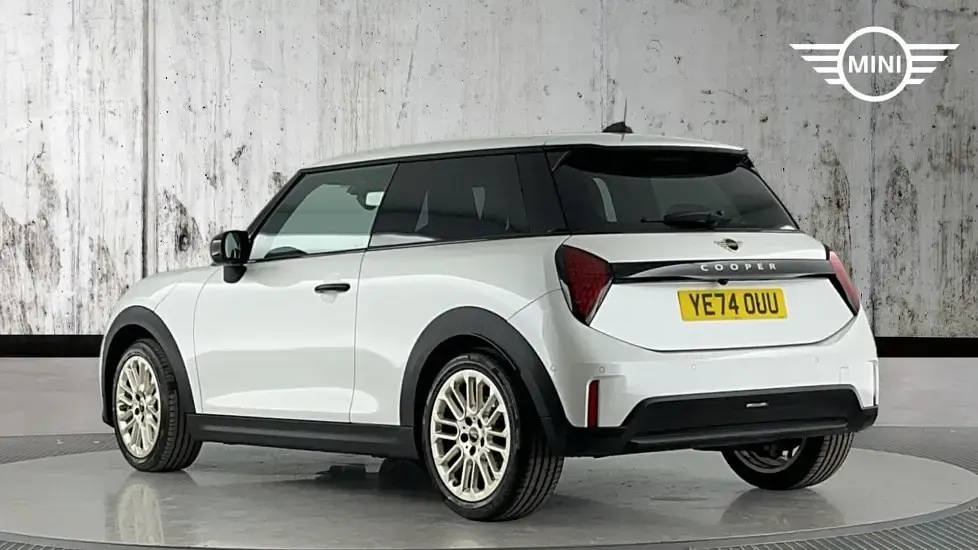Used Mini Cooper Hatch 154 HP (113 kW) 2024 White Hatchback