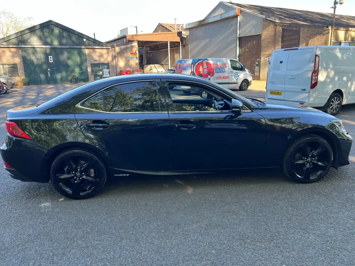Usado Lexus IS300h Sport Line 223 CV (164 kW) 2017 Negro Berlina