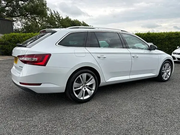 Used Skoda Superb SE L Executive 150 HP (110 kW) 2019 White Estate