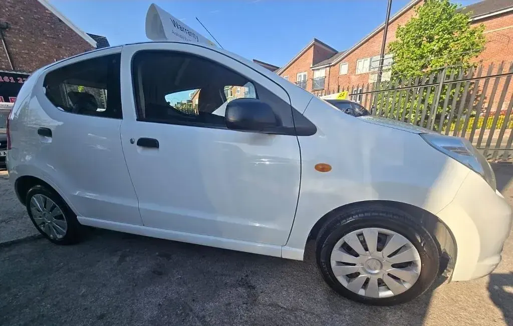 Used Suzuki Alto 68 HP (50 kW) 2013 White Hatchback