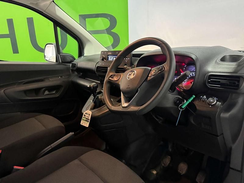 Used Vauxhall Combo 100 HP (73 kW) 2022 White MPV