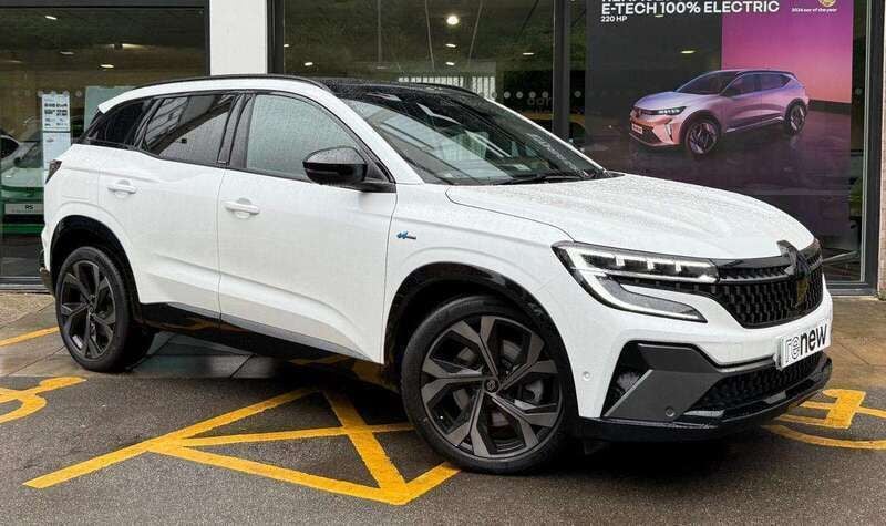 White Used 2024 Renault Austral Iconic Esprit Alpine SUV | £28,695 (A bit pricey) - Image 1/4