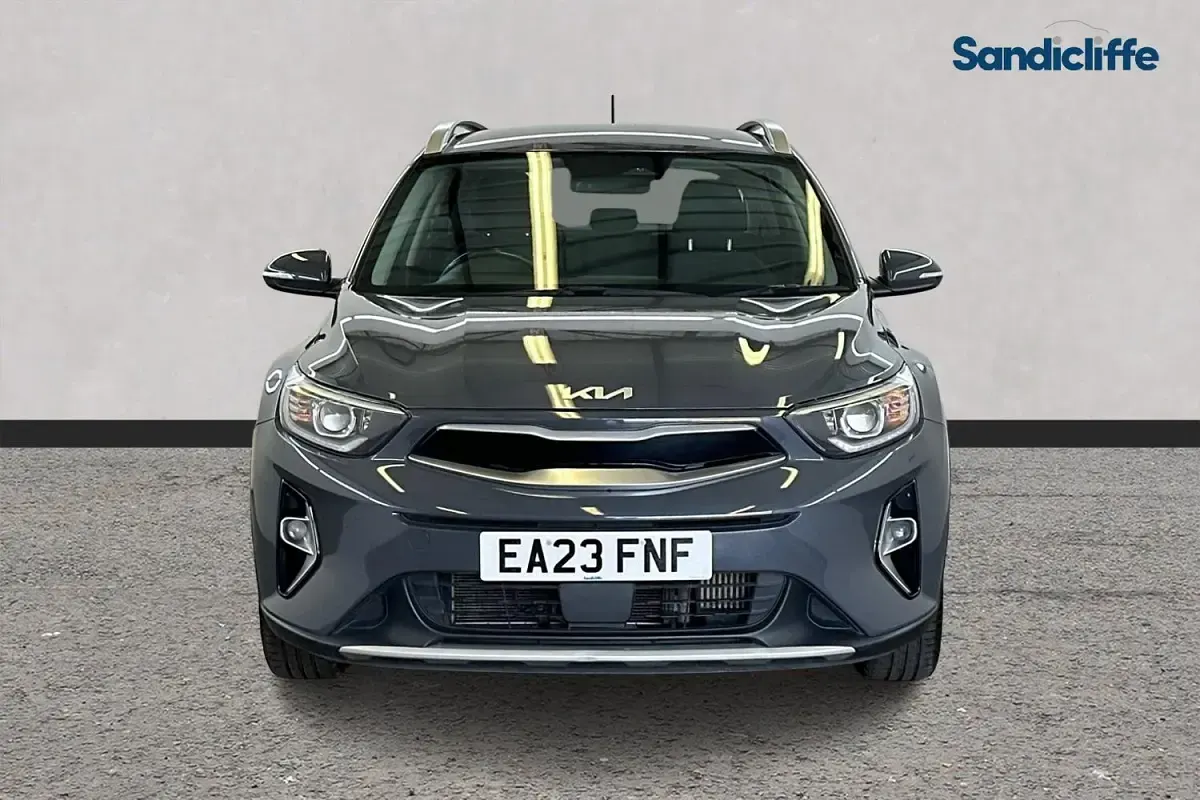 Käytetty Kia Stonic 100 HP (73 kW) 2023 Harmaa Katumaasturi