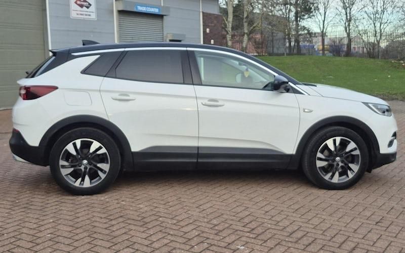 Used Vauxhall Grandland X SRi 131 HP (96 kW) 2020 White SUV