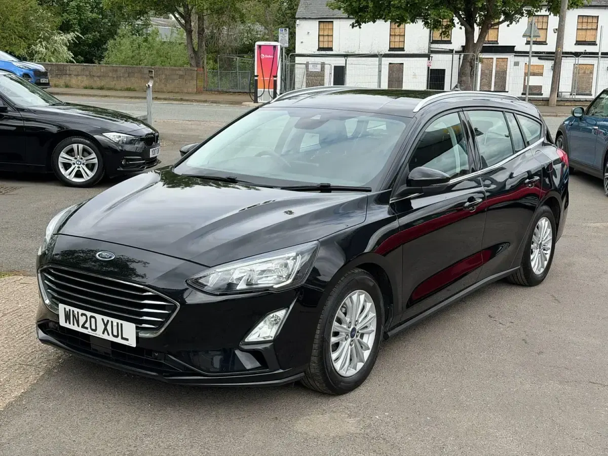 Begagnad Ford Focus Titanium 2020 Svart Kombi