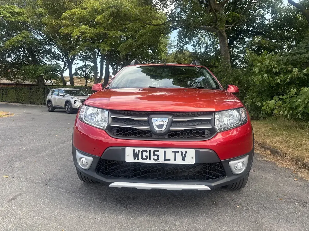 Used Dacia Sandero Lauréate 90 HP (66 kW) 2015 Red Hatchback