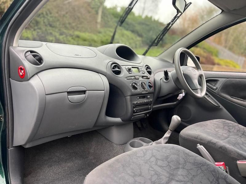 Used Toyota Yaris 2002 Green Hatchback