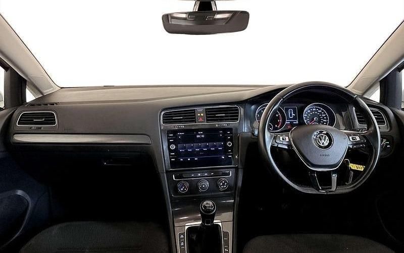 Used VW Golf VII SE 131 HP (96 kW) 2018 White Hatchback