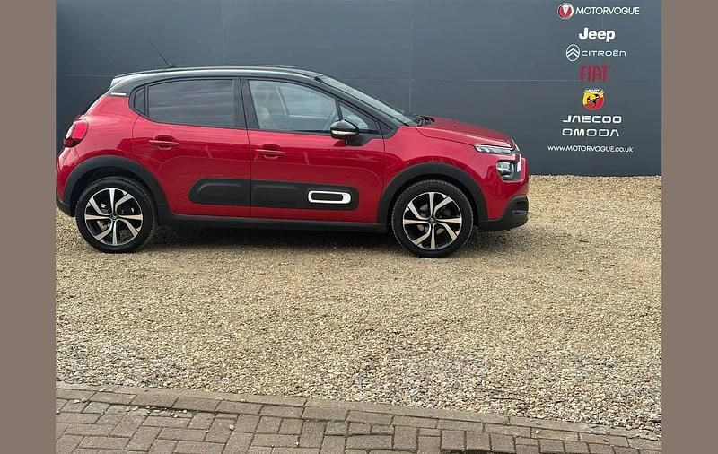 Używany Citroën C3 Shine 102 KM (75 kW) 2022 Czerwony Hatchback