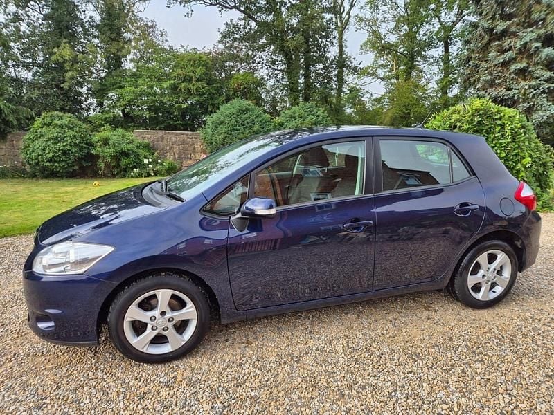 Blue Used 2011 Toyota Auris Edition Hatchback | £3,844 (Fair price) - Image 1/4