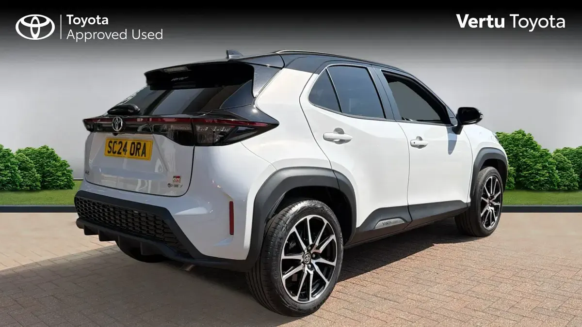 Used Toyota Yaris Hybrid Sport 130 HP (95 kW) 2024 Ash grey bitone (metallic paint) Estate