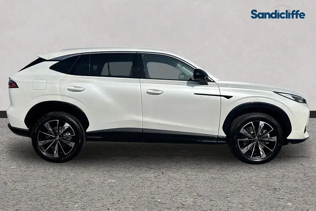New MG HS SE 2025 Metallic  white pearl SUV