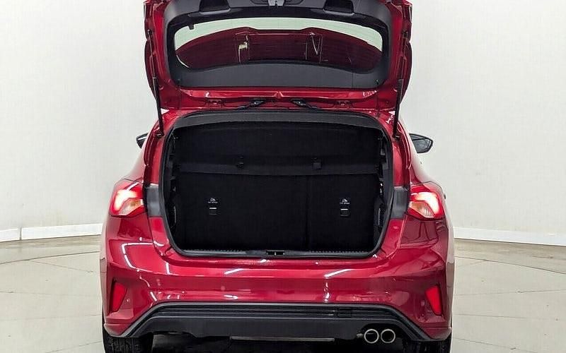 Begagnad Ford Focus ST-Line 120 HK (88 kW) 2020 Röd Halvkombi