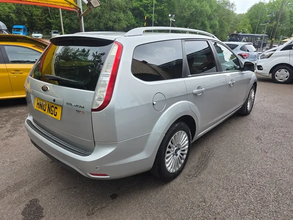 Begagnad Ford Focus Titanium 2010 Silver Kombi