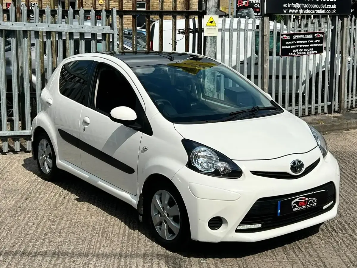 Used Toyota Aygo Style 2014 White Hatchback
