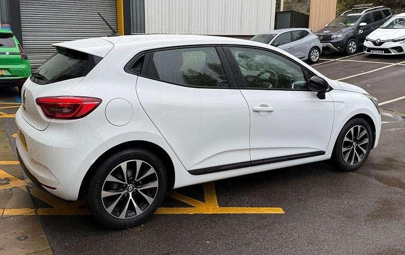 Used Renault Clio V Evolution 90 HP (66 kW) 2022 White Hatchback