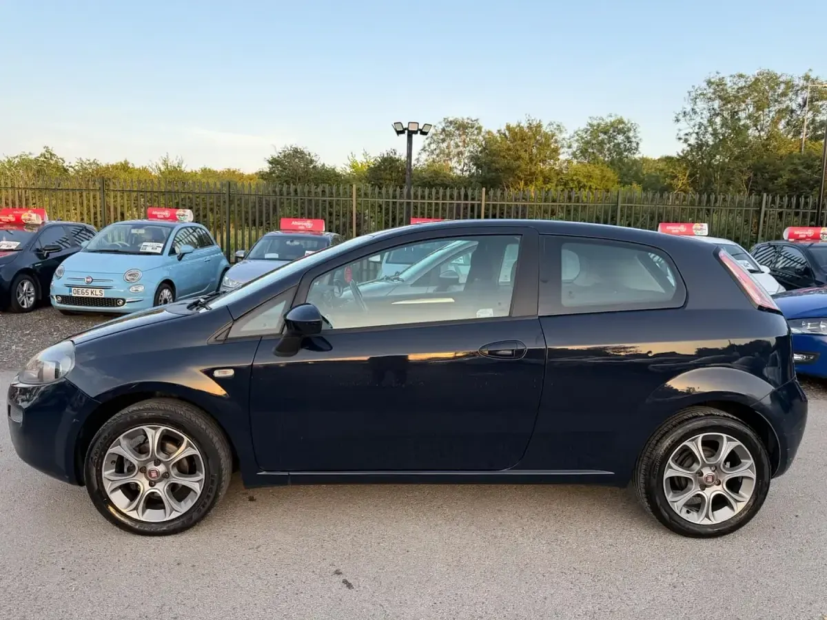 Used Fiat Punto Easy 69 HP (50 kW) 2015 Blue Hatchback