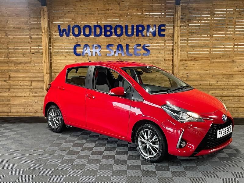 Used Toyota Yaris Hybrid 100 HP (73 kW) 2018 Red Hatchback