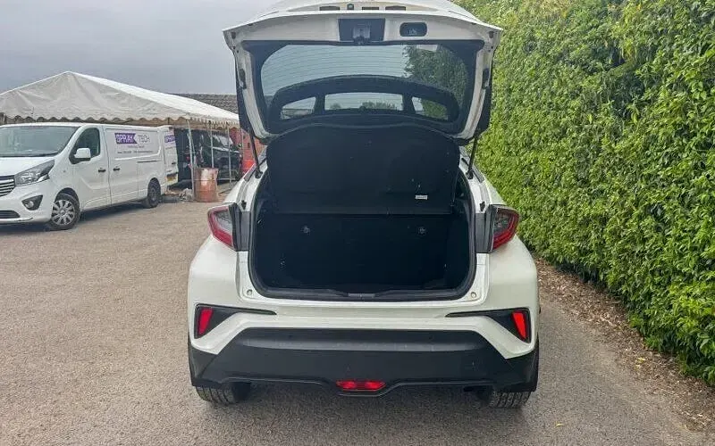 Used Toyota C-HR 122 HP (89 kW) 2019 White SUV