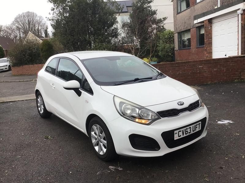 Used Kia Rio 2014 White Hatchback
