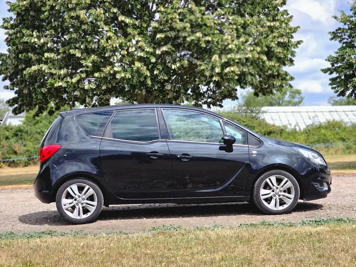 Used Vauxhall Meriva 120 HP (88 kW) 2016 Black MPV
