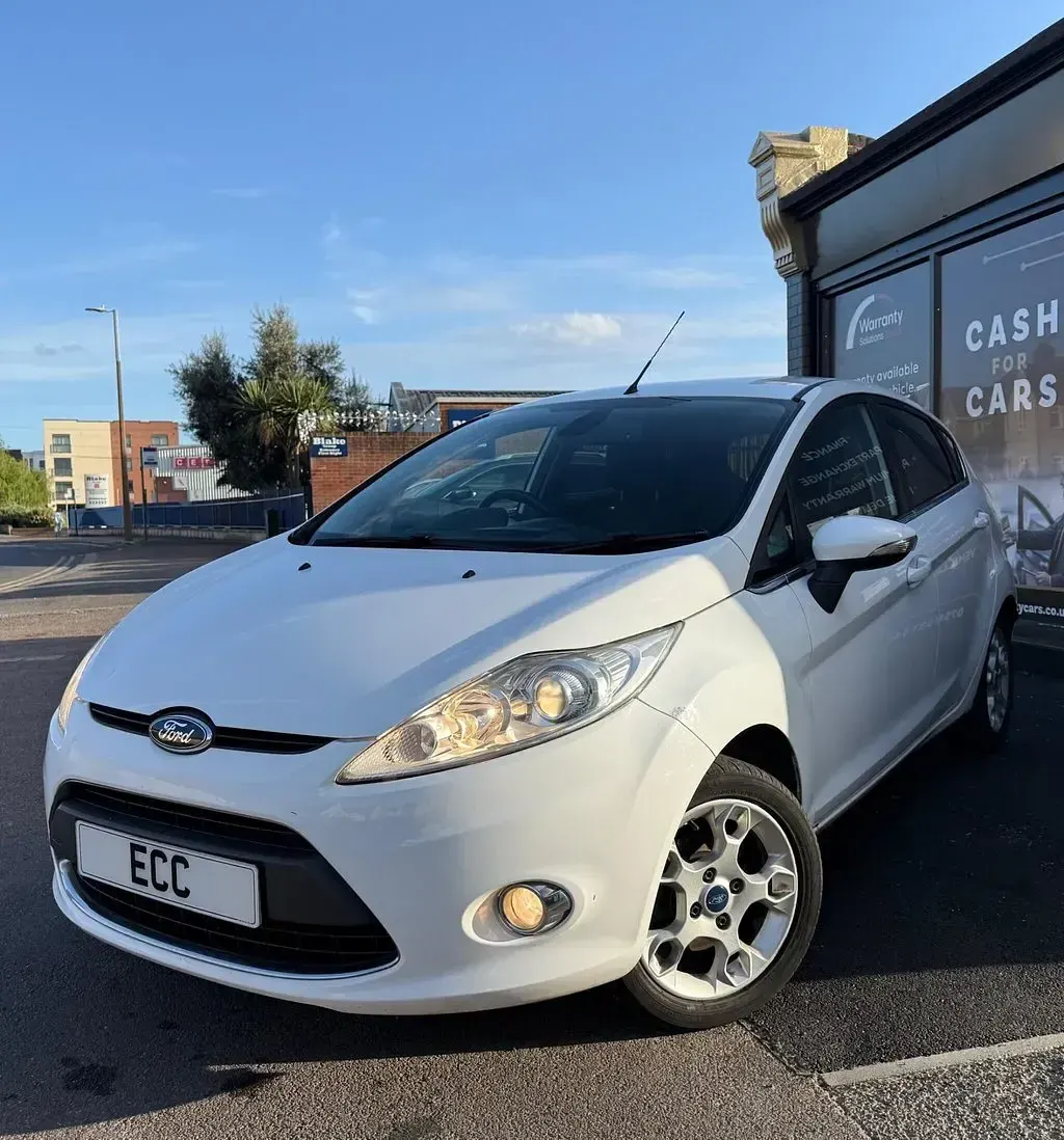 Used Ford Fiesta Zetec 82 HP (60 kW) 2012 White Hatchback