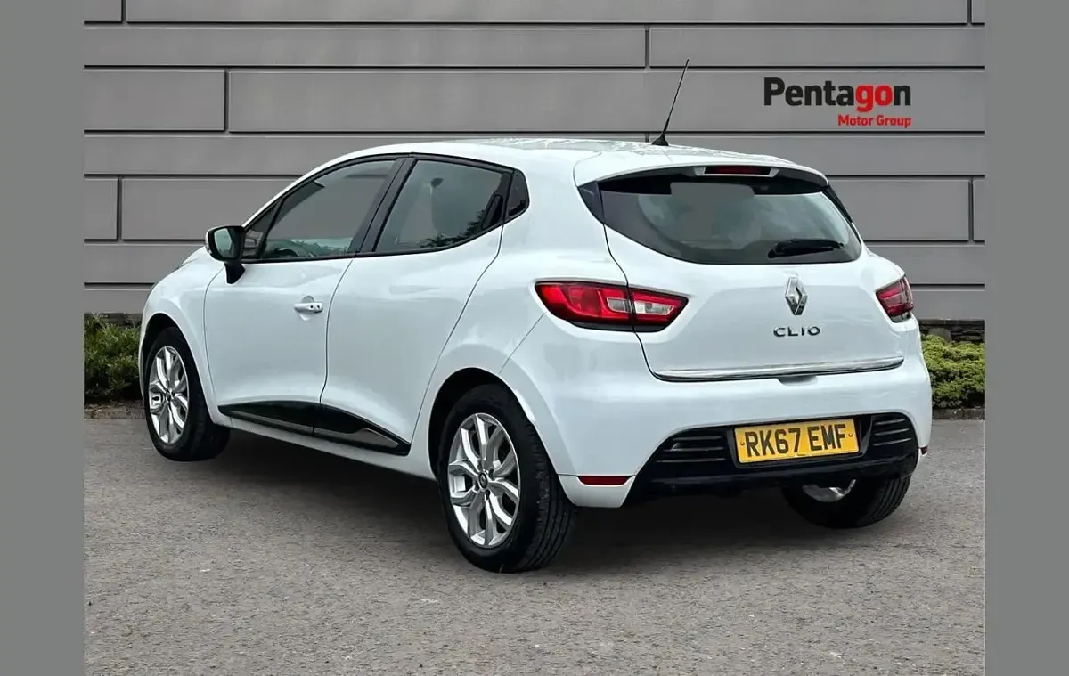 Used Renault Clio Dynamique 120 HP (88 kW) 2017 White Hatchback