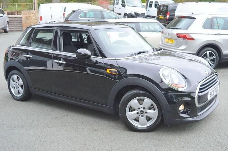 Usado Mini Cooper Hatch 136 CV (100 kW) 2018 Negro Utilitario