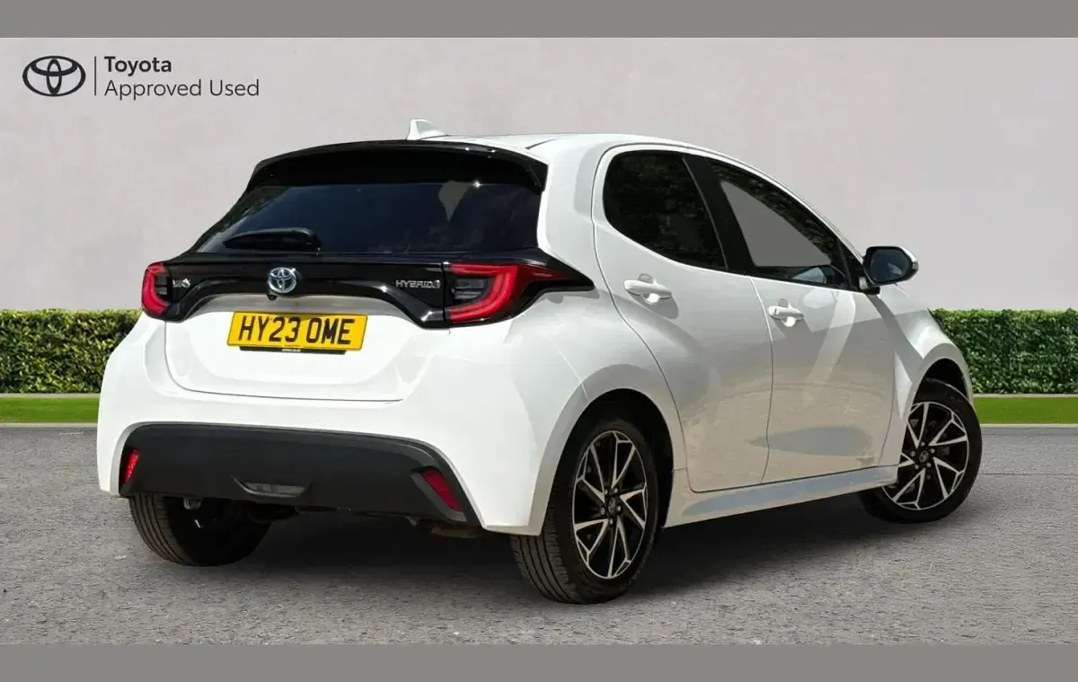 Used Toyota Yaris Design 113 HP (83 kW) 2023 White Hatchback