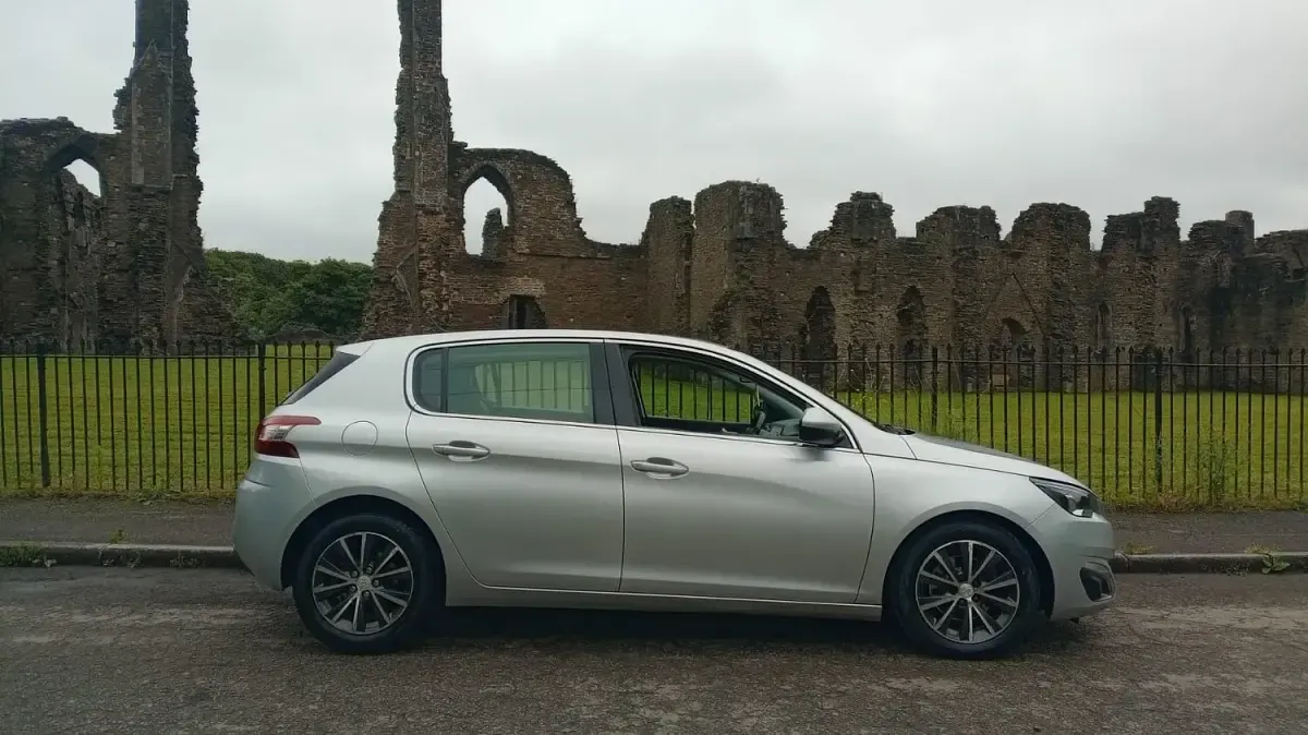 Used Peugeot 308 Allure 120 HP (88 kW) 2015 Silver Hatchback
