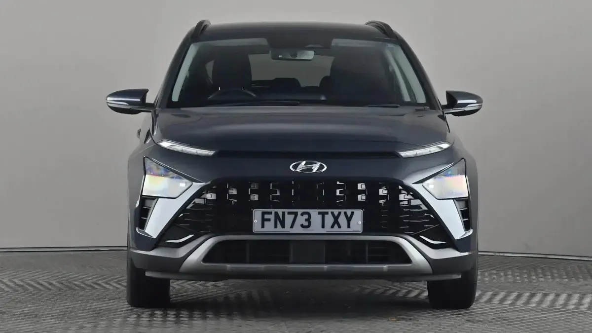 Begagnad Hyundai Bayon Premium 120 HK (88 kW) 2023 Grå SUV