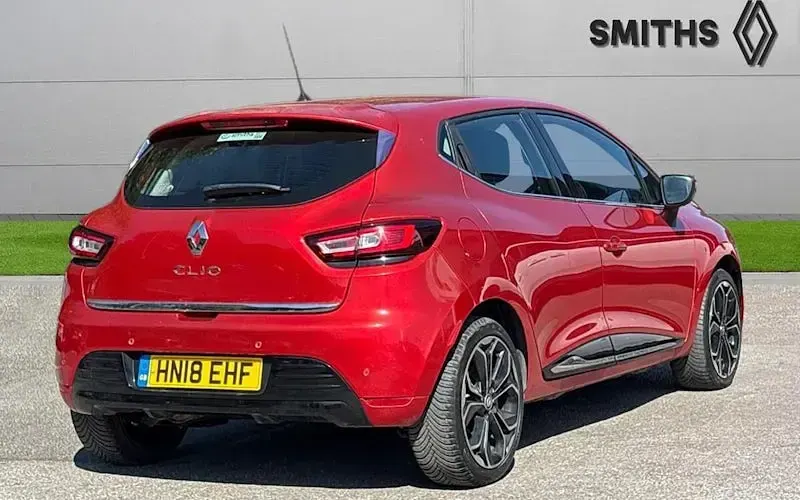Used Renault Clio Dynamique 90 HP (66 kW) 2018 Flame red  Hatchback
