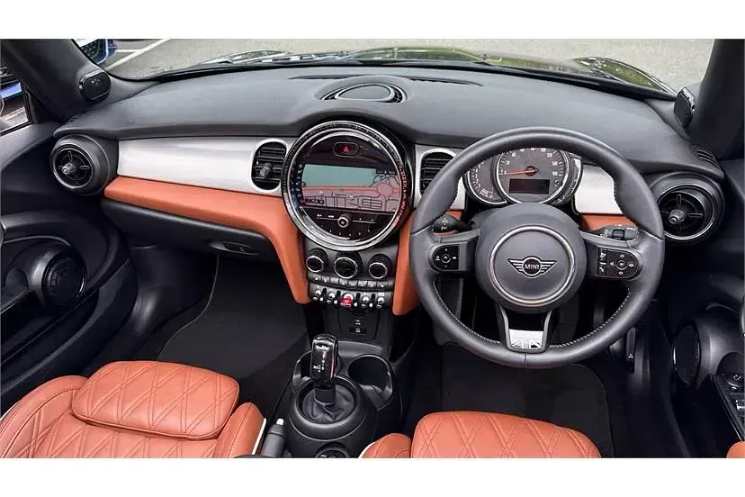 Usado Mini Cooper Cabriolet Exclusive 136 HP (100 kW) 2022 Preto Cabrios